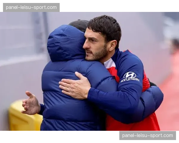 特写：马尔尚1500自夺冠后，在池边与教练拥抱长达一分钟