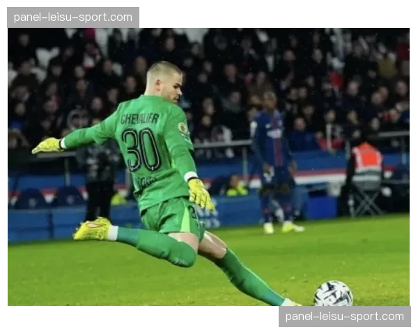 更衣室的定海神针:走近朗斯40岁的队长兼门将桑巴 更衣室的定海神针:走近朗斯40岁的队长兼门将桑巴