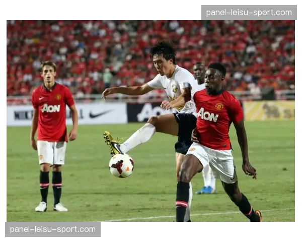 现场：纽卡斯尔主场圣詹姆斯公园为前主帅博比·罗布森爵士逝世17周年举行默哀仪式