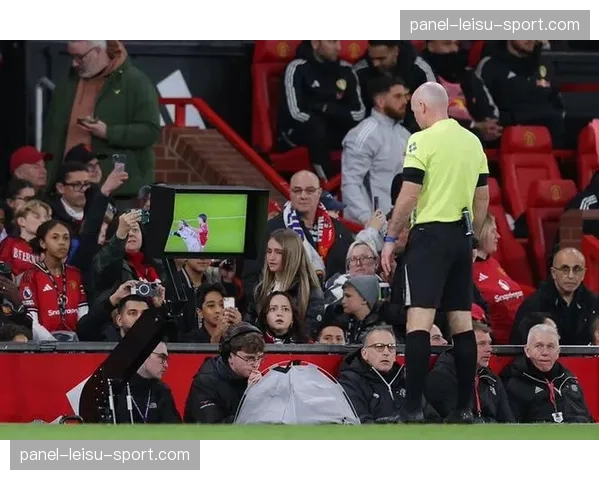 曼联主场1-2不敌利兹联，十人作战痛失三分